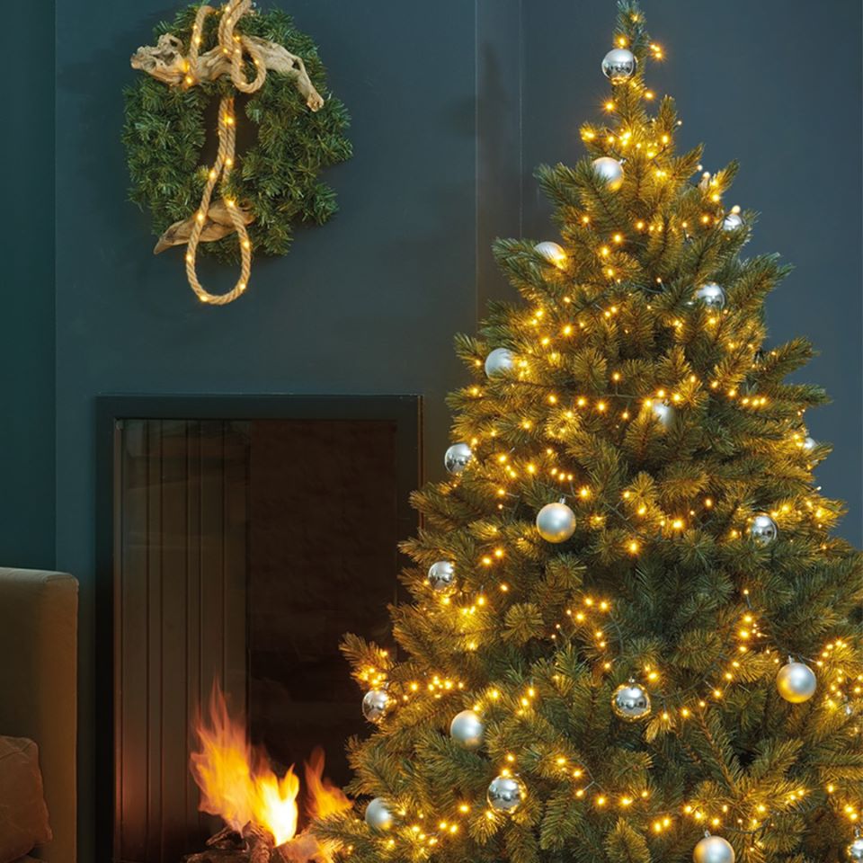 Breng je huis de kerstsfeer met boom en buitenverlichting - woonaccessoire woonkamer - WONEN.nl
