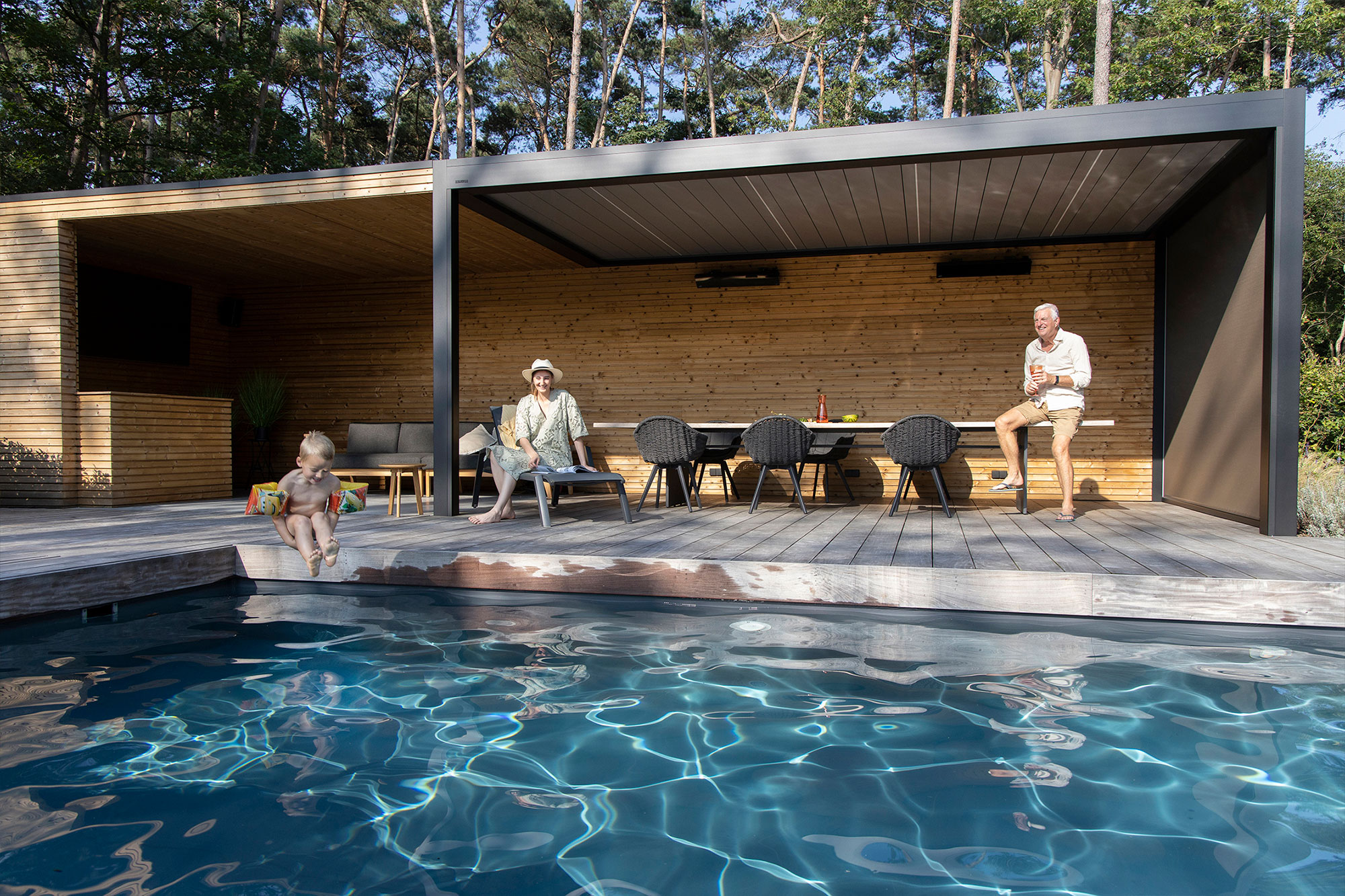 Neem een duik in het zwembad en kom heerlijk tot rust onder de B250 XL