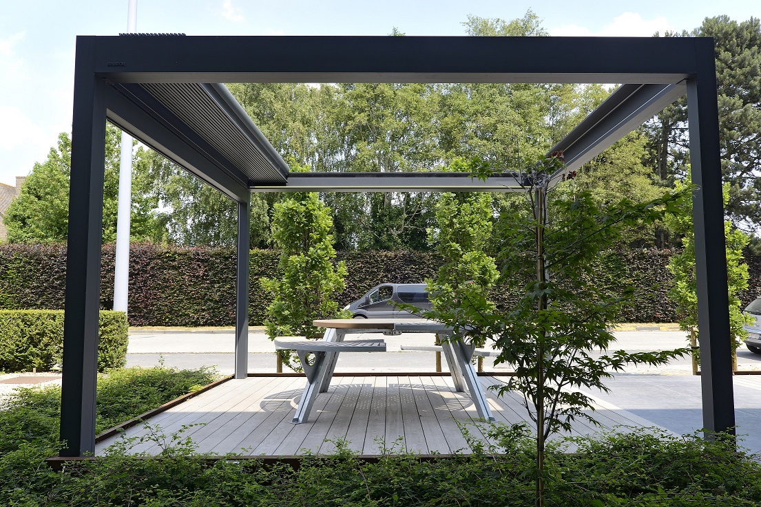 Foto: Brustor B600 S terrasoverkapping met openschuifbare lamellen