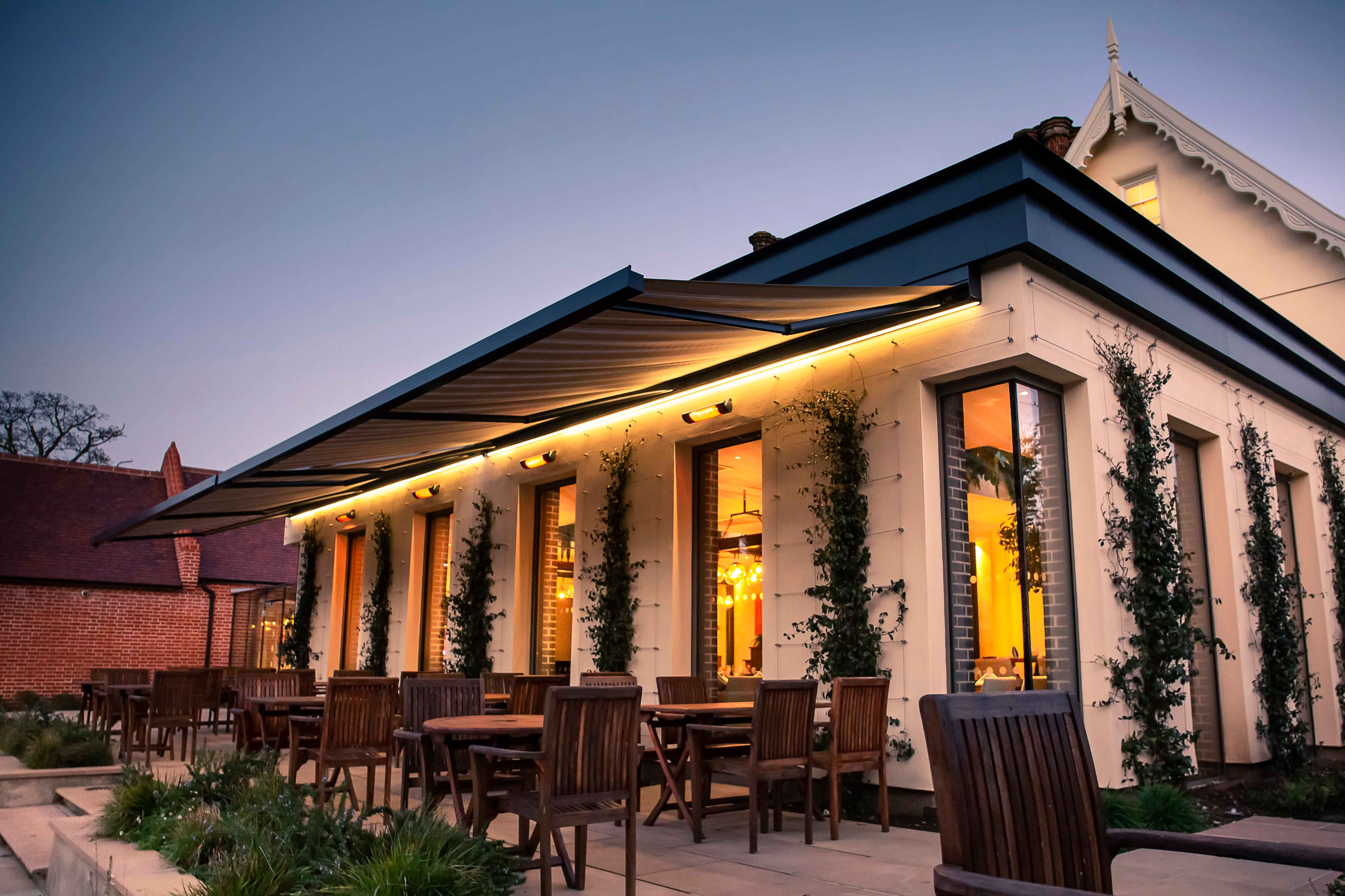 B27 met verlichting in horeca ©Carribean Blinds