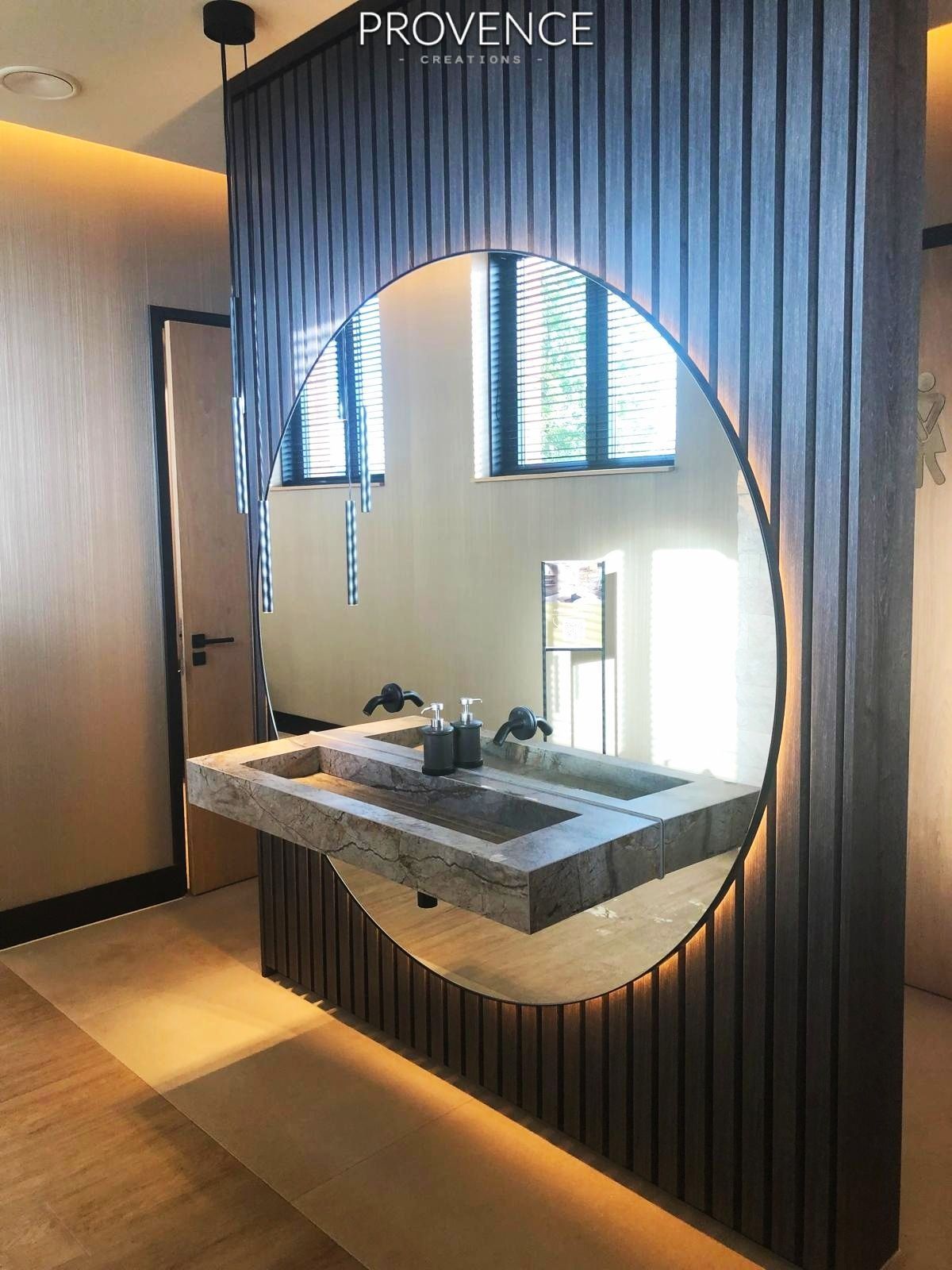 Foto: Provence Creations keukens badkamers kasten interieurontwerp ronde spiegel