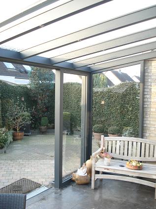 Foto: Grijze aluminium veranda