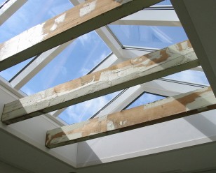 Foto: Witte lichstraat zadeldak met houten balken 308 248