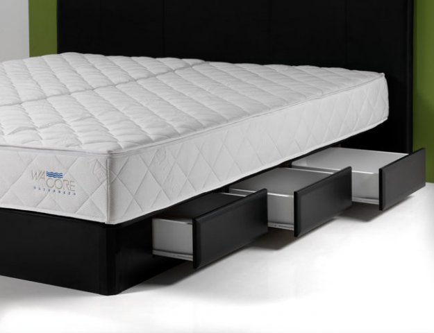 Foto: waterbed met ladenblok