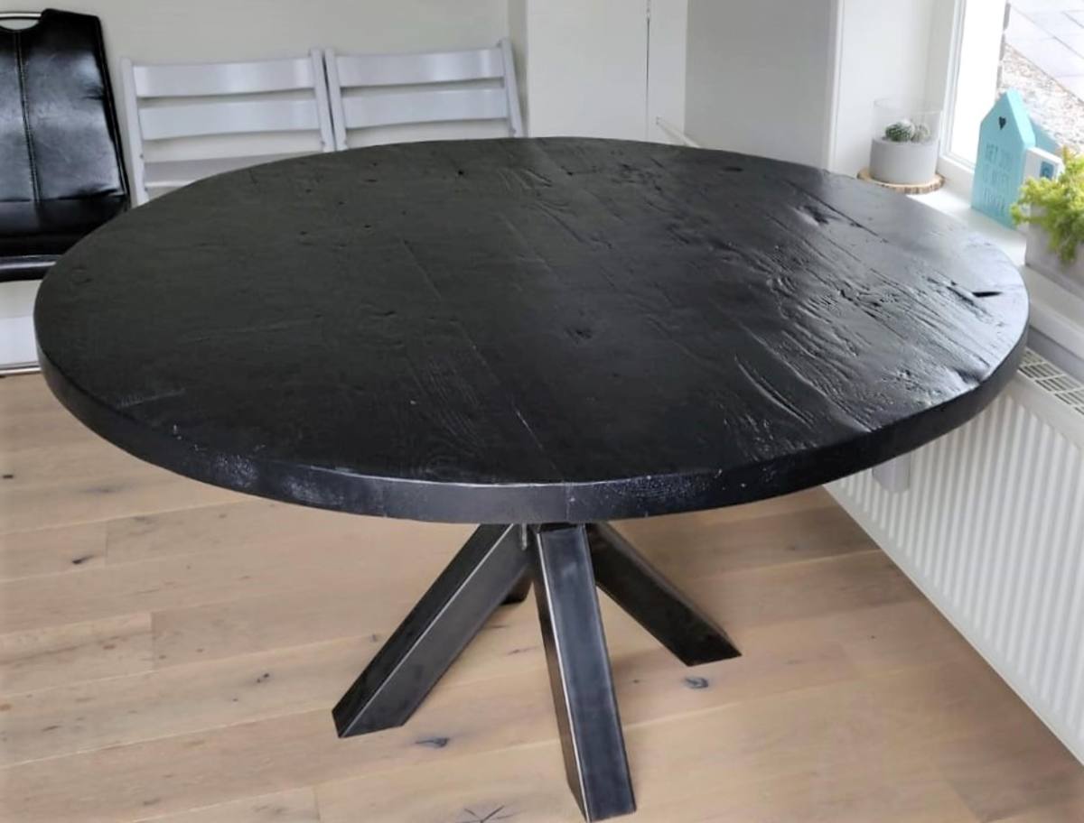 Foto: Rond en zwart met gelijkbenige poot