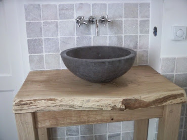 Foto: 3423 wastafel meubel met eikenhouten frame en waskom van gezoet hardsteen