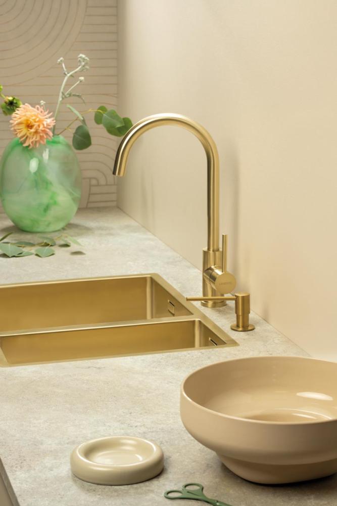 Foto: Z1 207 DE2622 02  V0020 051 TopLaminate Stonehenge Lanesto dubbele spoelbak en kraan Gold staand    1200px 