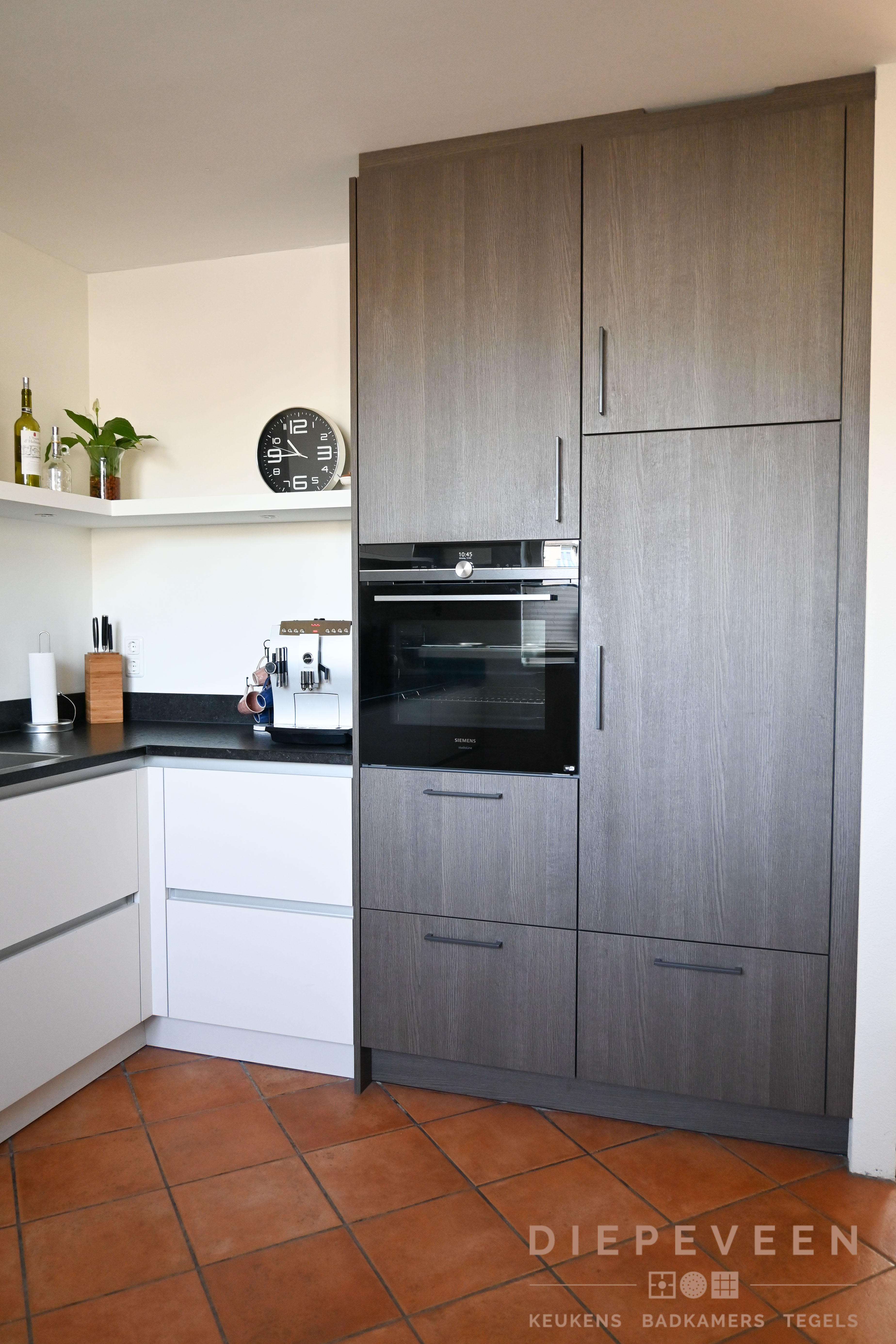 Foto : Wit keukenblok met donker houtlook kast