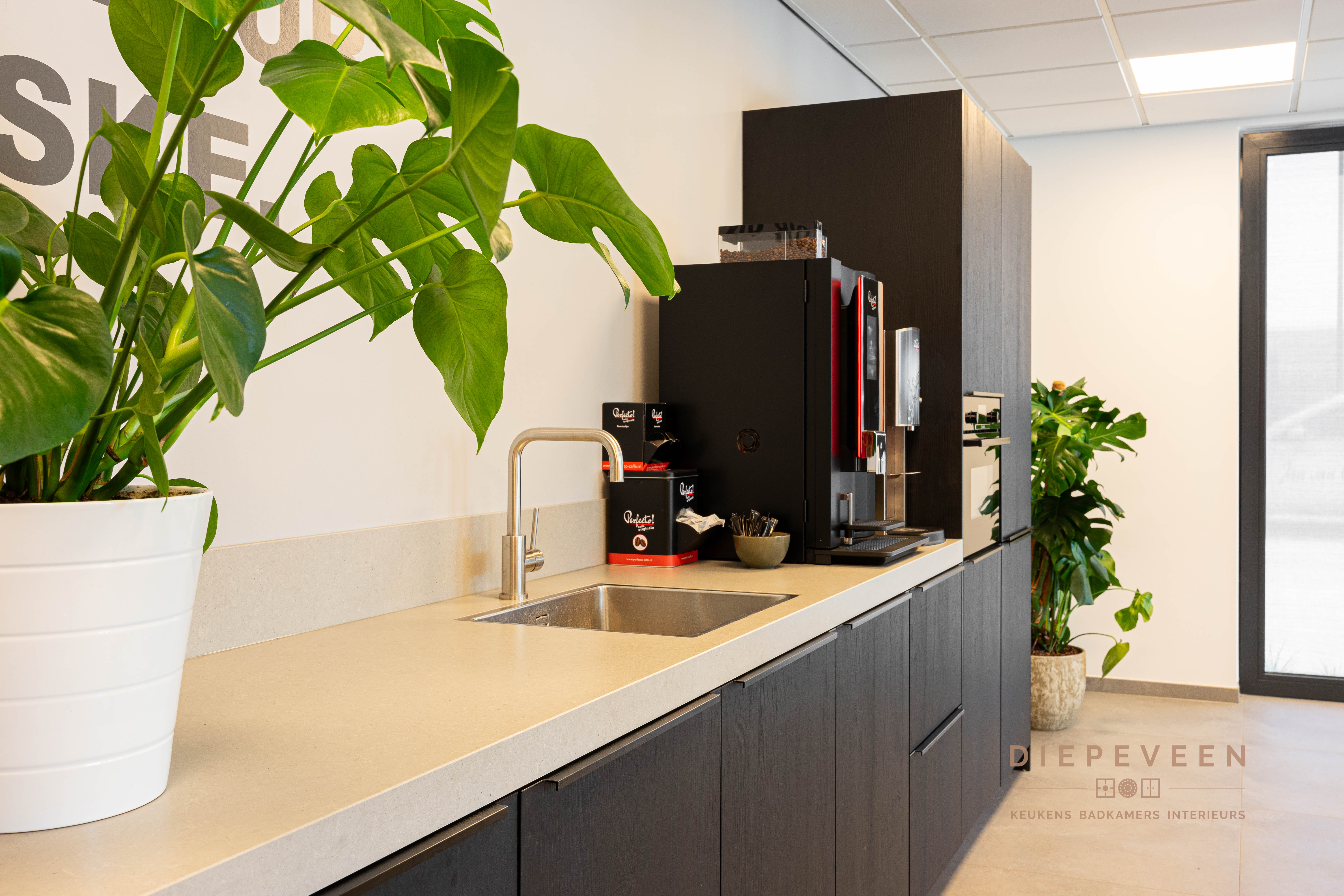 Foto: Diepeveen Keukens en Badkamers  Henda Flowers  09359