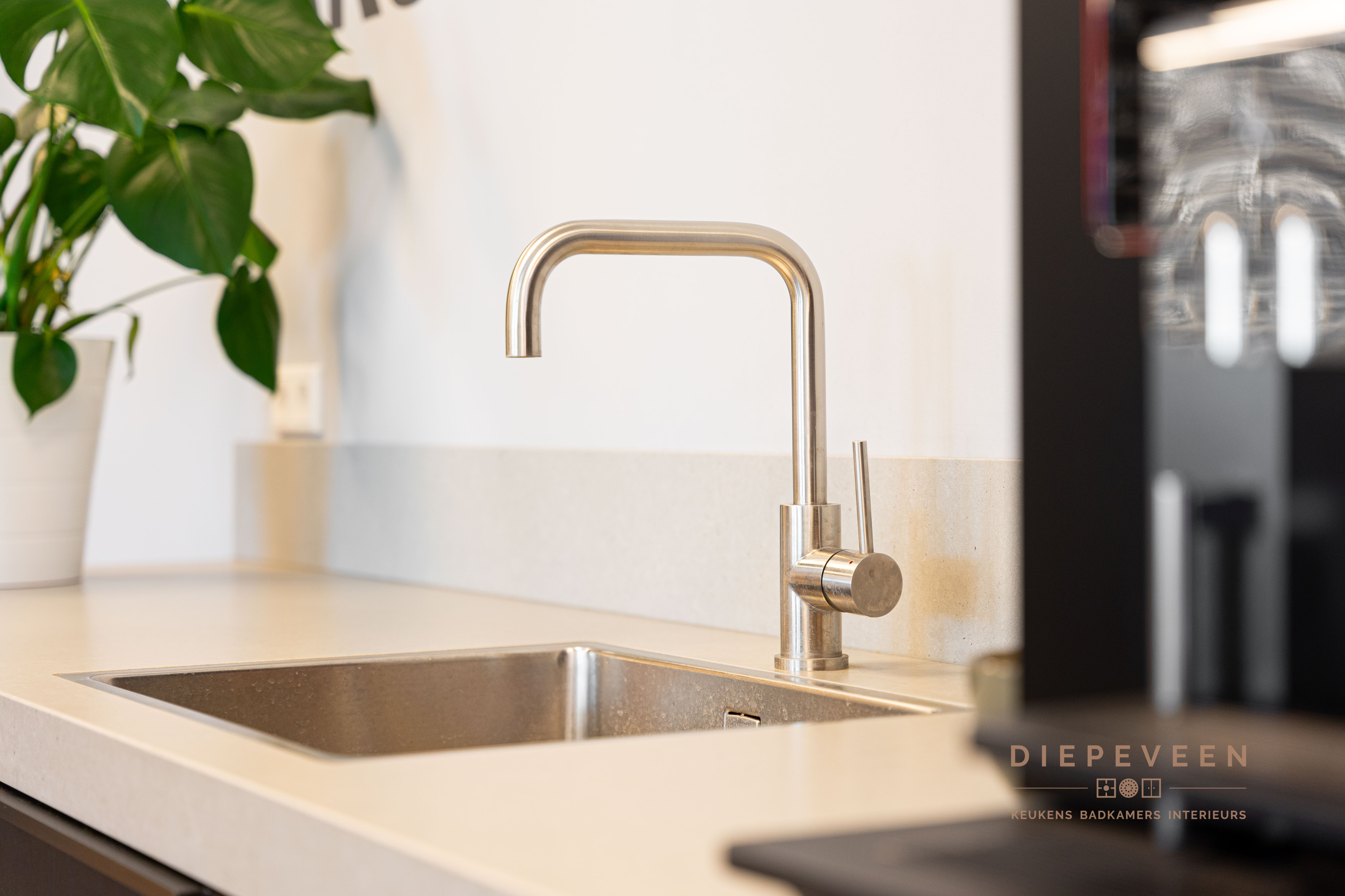 Foto: Diepeveen Keukens en Badkamers  Henda Flowers  09382