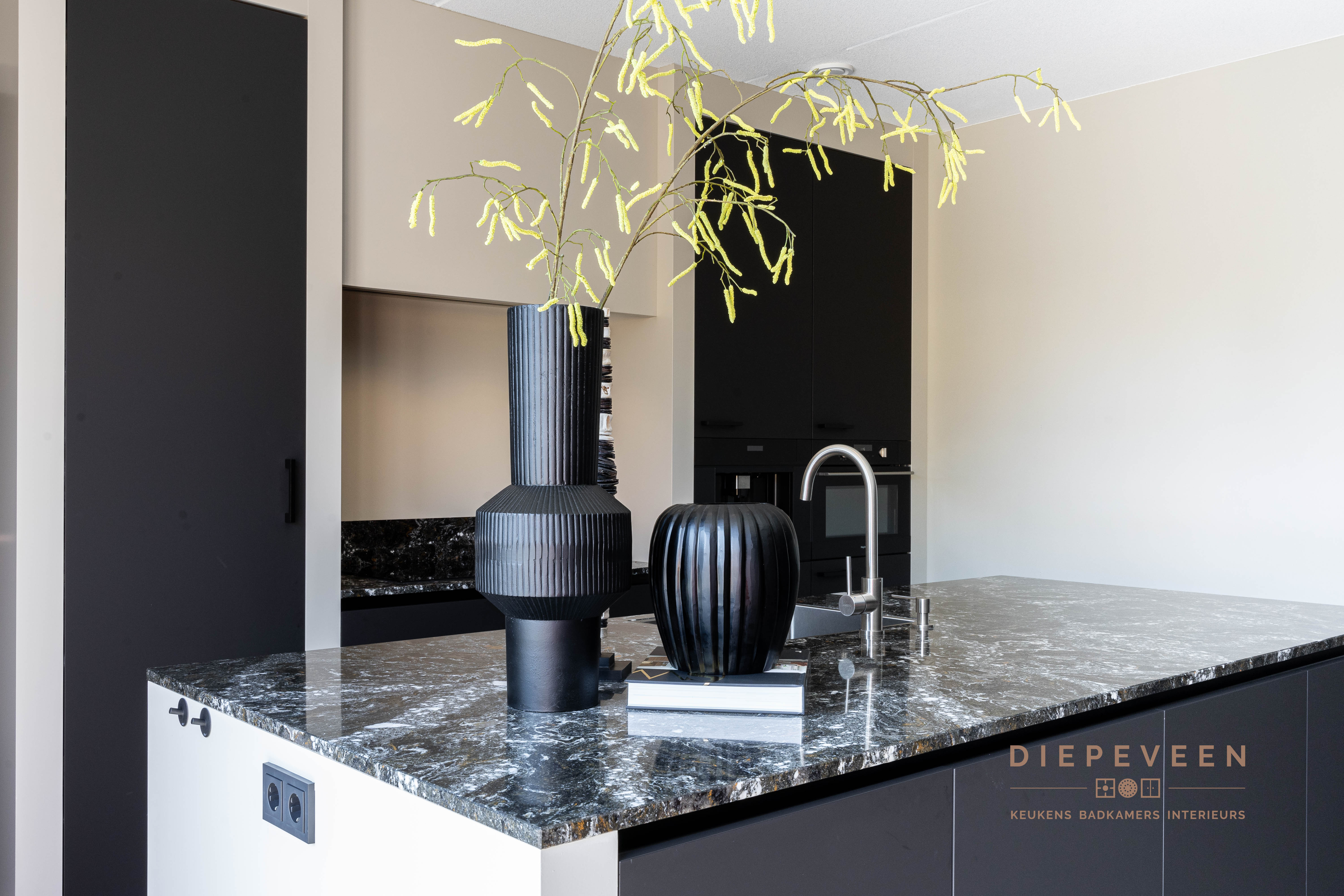 Foto: Diepeveen Keukens en Badkamers  Hoogenes  09577