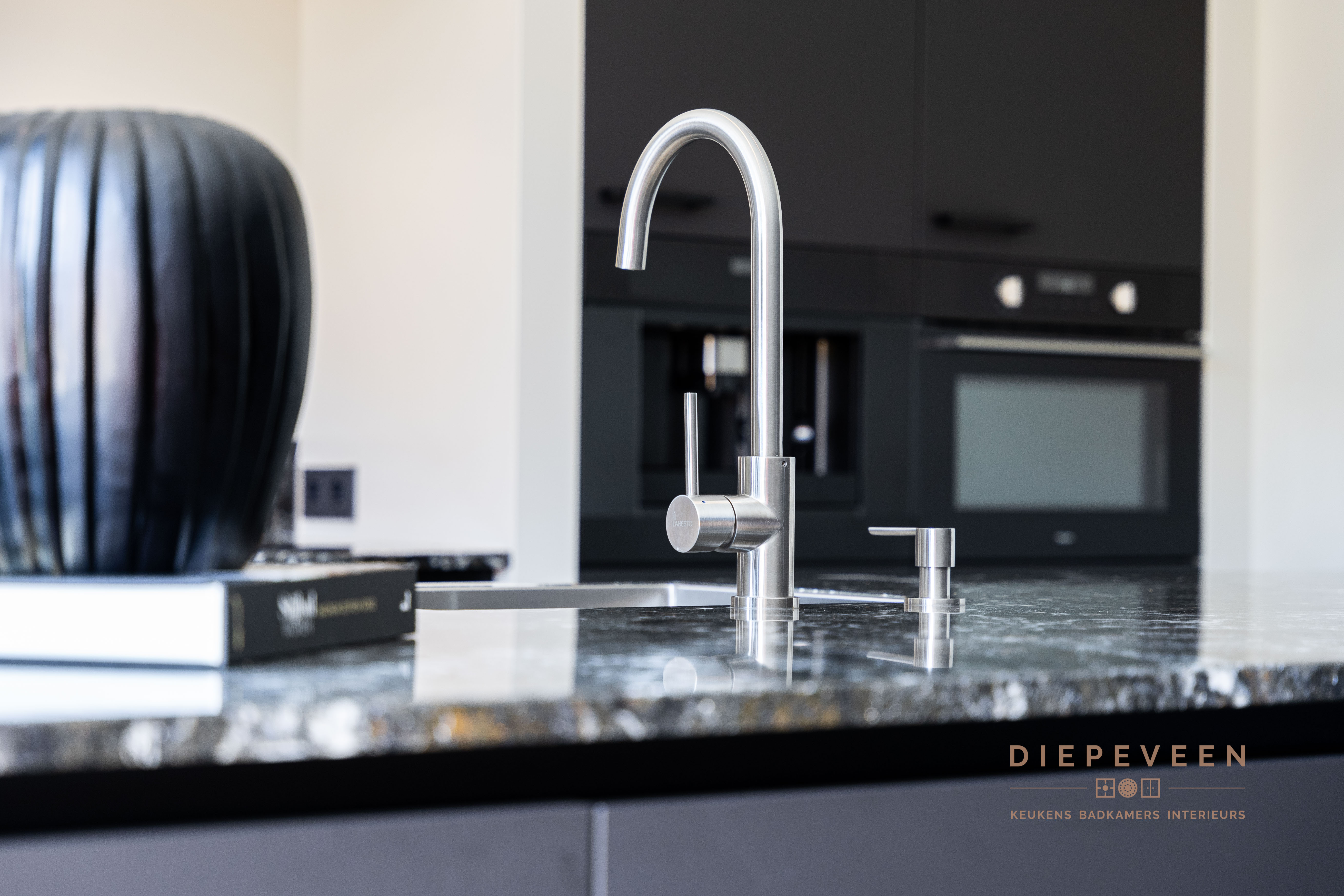 Foto: Diepeveen Keukens en Badkamers  Hoogenes  09592