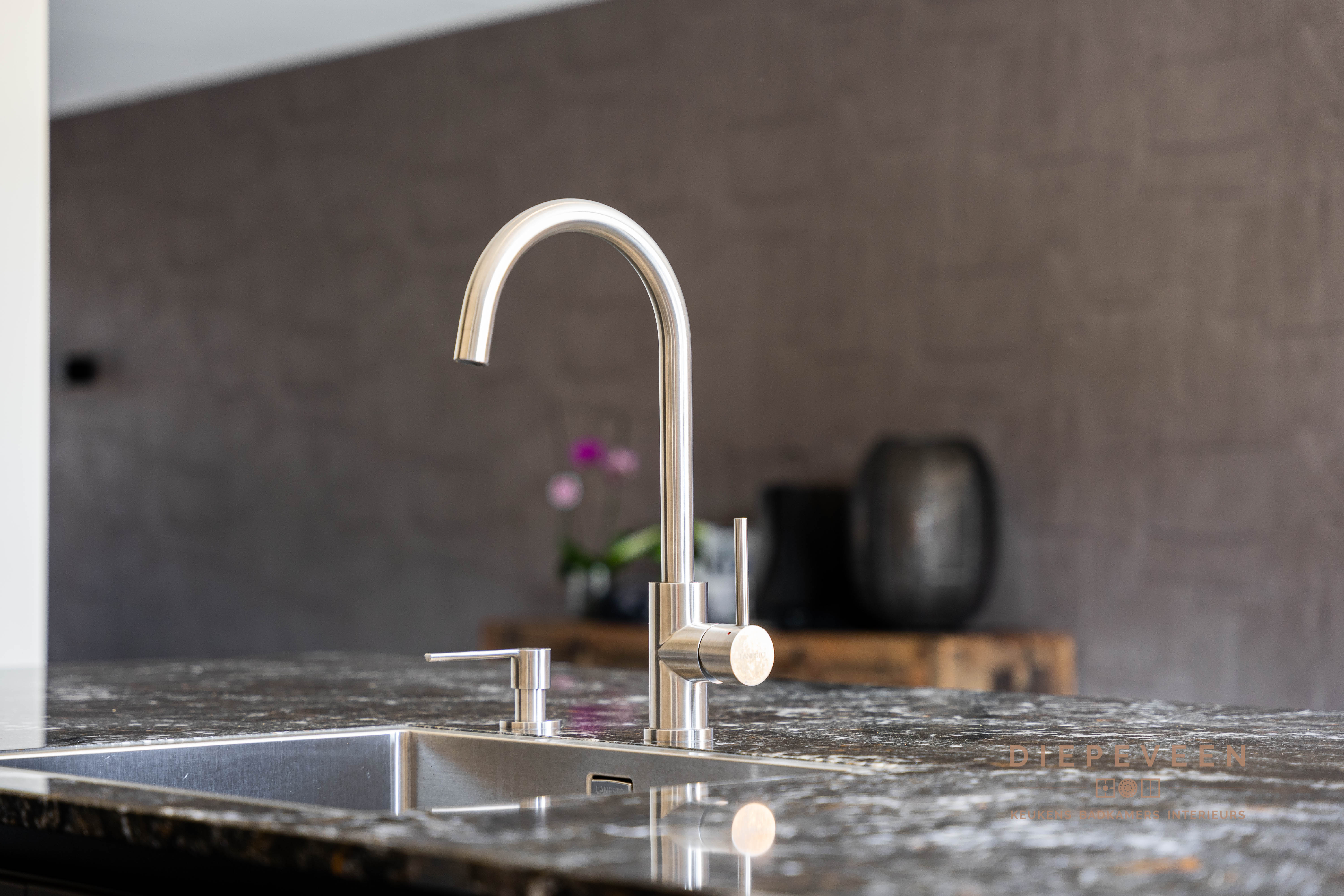 Foto: Diepeveen Keukens en Badkamers  Hoogenes  09602