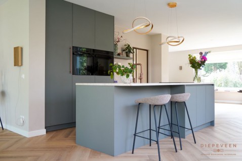 Foto : Warme keuken met vierkant eiland