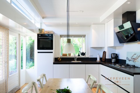 Foto : Witte compacte keuken