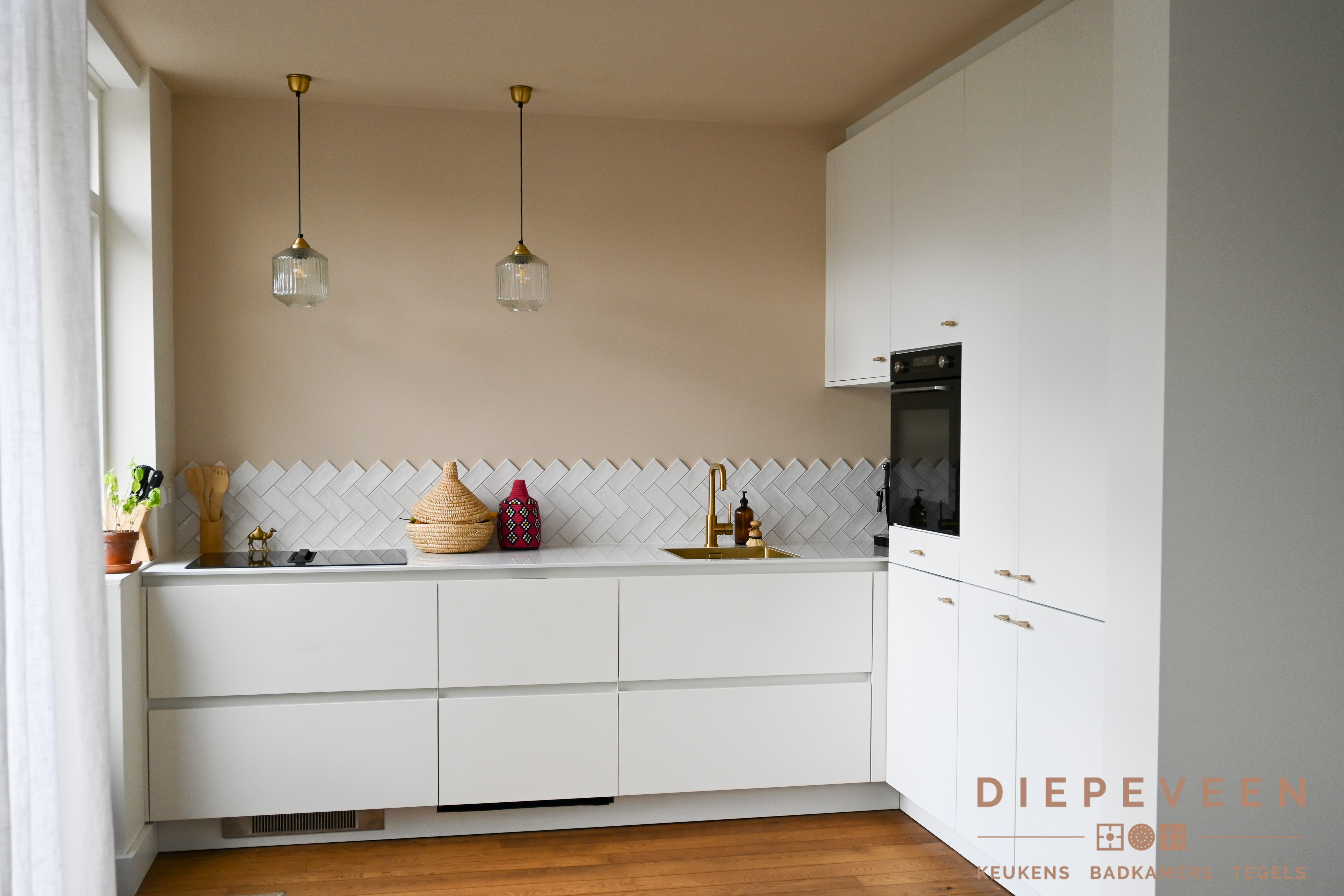 Foto : Witte keuken met goudlook grepen en wasbak