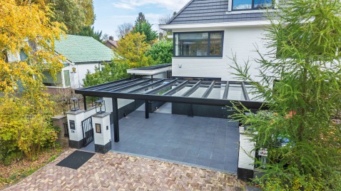 Foto : Robuuste carport als architectonisch verlengstuk in Amstelveen