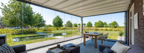Foto : Glazen schuifwanden schoonmaken: zo houd je ze mooi