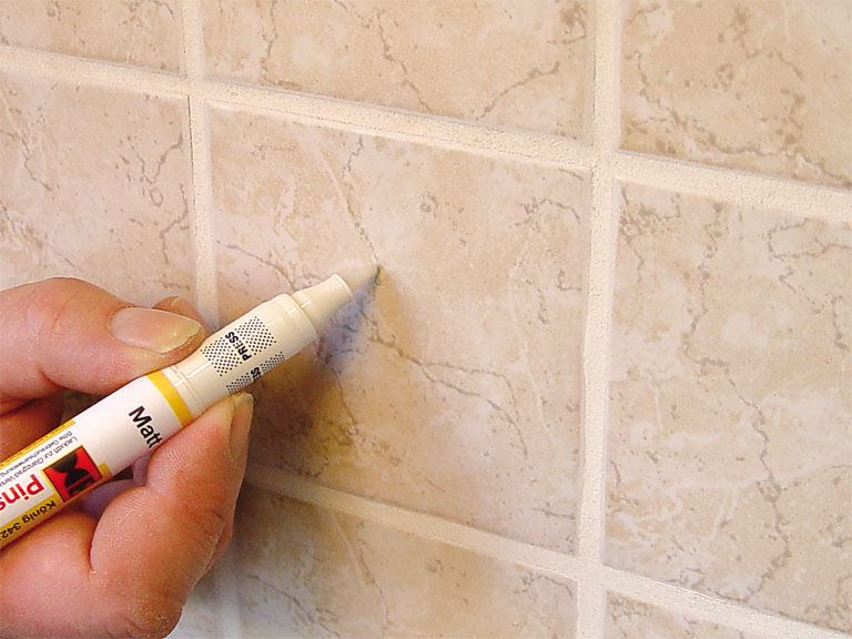 Foto: Afwerking wandtegel met penseelfix