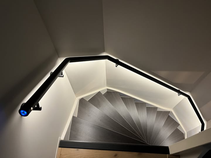 Foto : De trap als blikvanger: stijlvolle verlichting en veiligheid in één