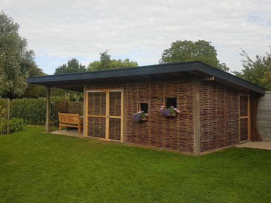 Foto: wilgentenen schutting schuur