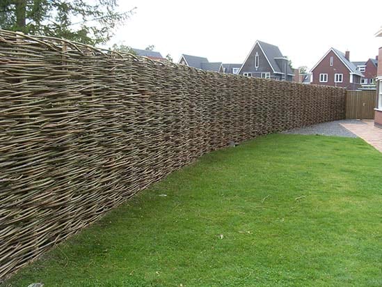 Foto: wilgentenen schuttingen vlechten