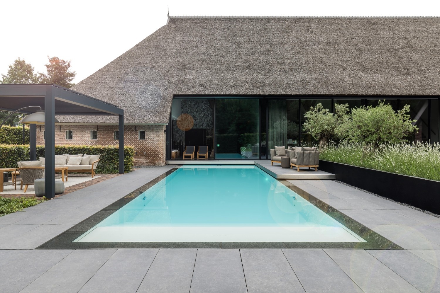 Foto : Zwembadtrends zomer 2026: dit wil iedereen in zijn tuin