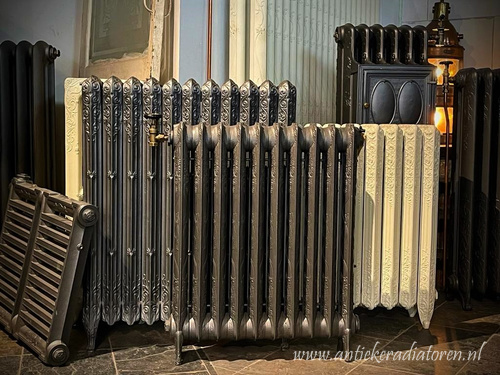 Foto : Het oude huis voor antieke gietijzeren radiatoren
