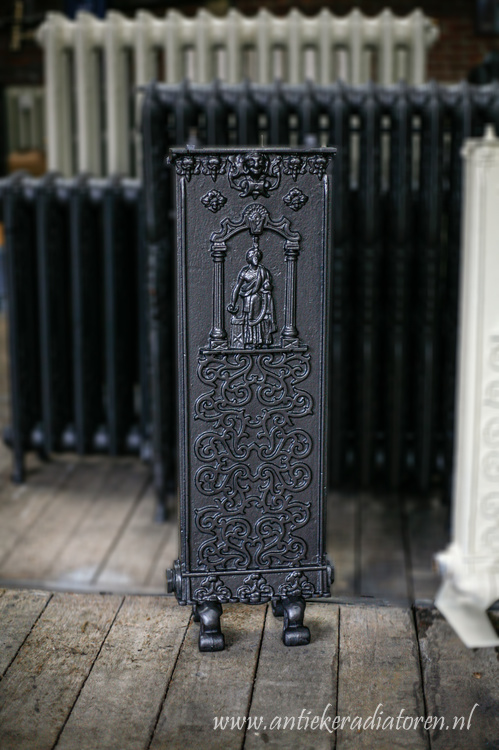 Foto: antieke wandradiator 8 b