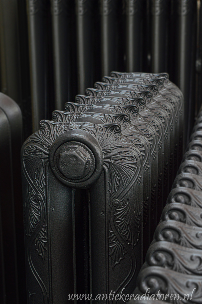 Foto: oude bewerkte radiator 279