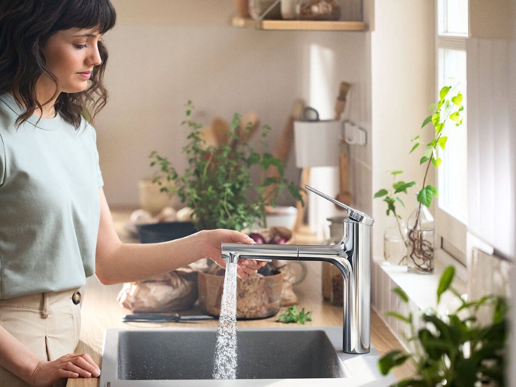 Foto: Wonennl Hansgrohe zesis 33 chrome shower jet ambience with woman 4x3