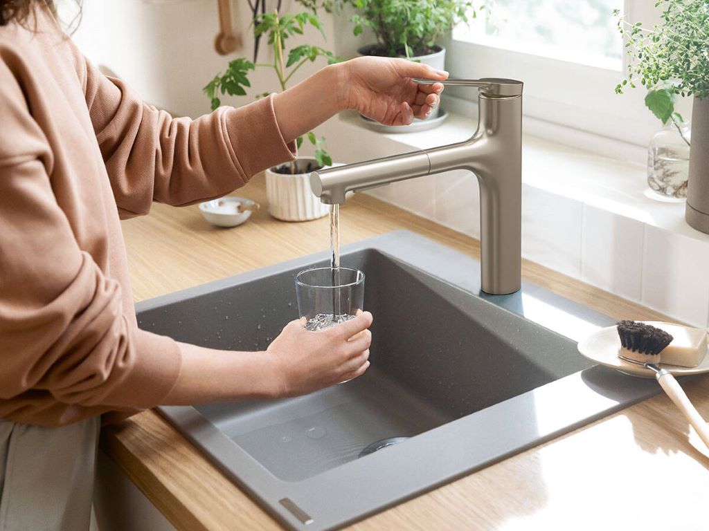 Foto: Wonennl Hansgrohe zesis m33 stainless steel laminar jet part ambiance 4x3