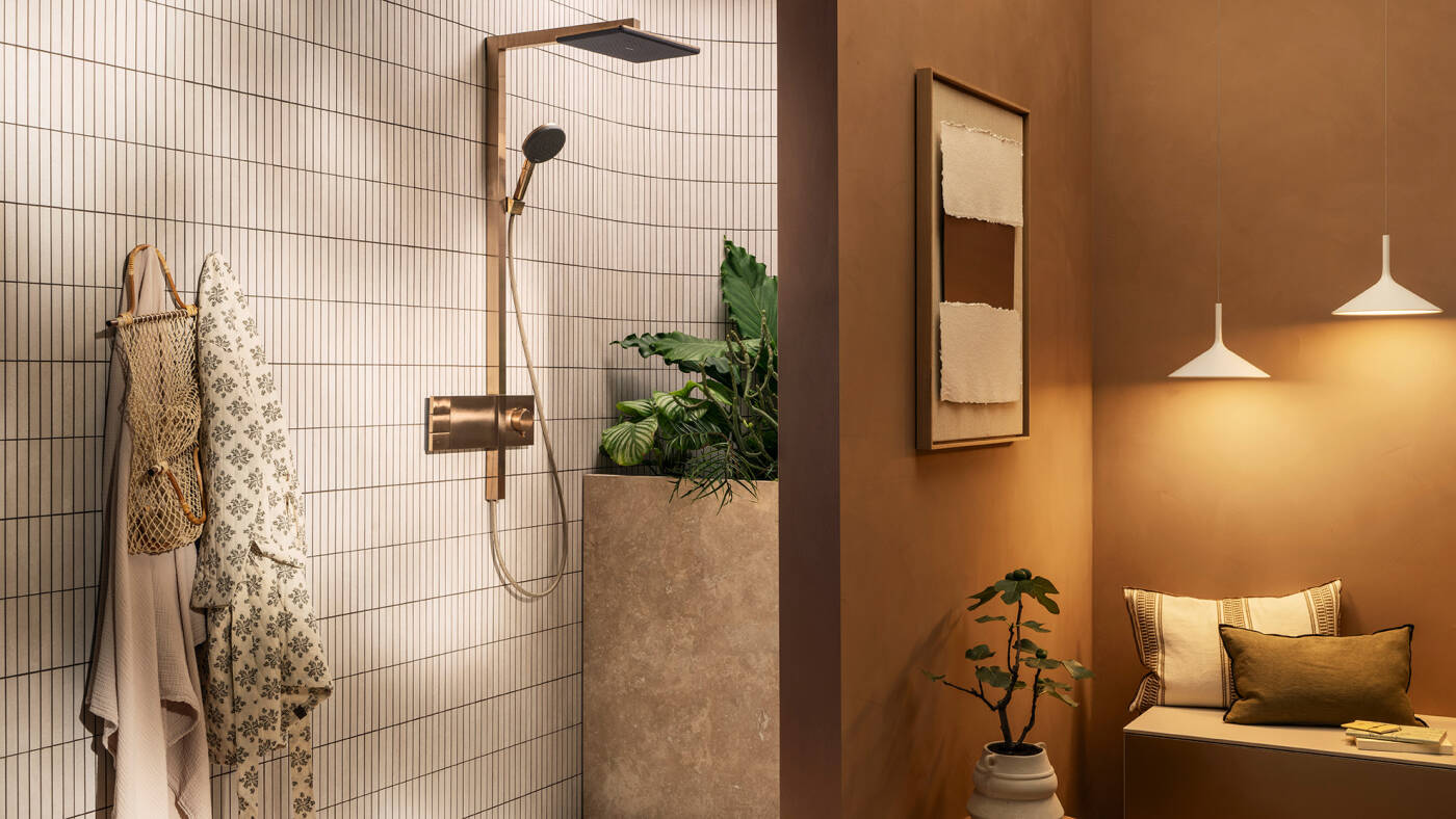 Foto: raindance alive q showerpipe bathroom ambiance brushed bronze 16x9