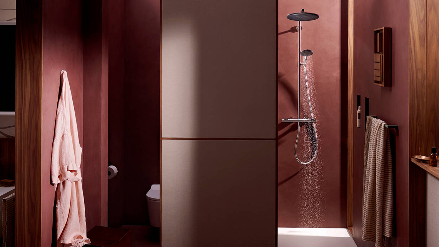 Foto: raindance alive s puro showerpipe chrome hs in function part ambiance 16x9