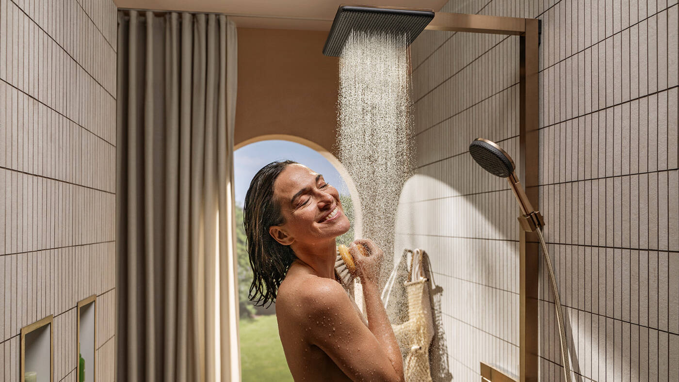 Foto: raindance alive showerpipe brushed bronze part ambiance with model 16x9