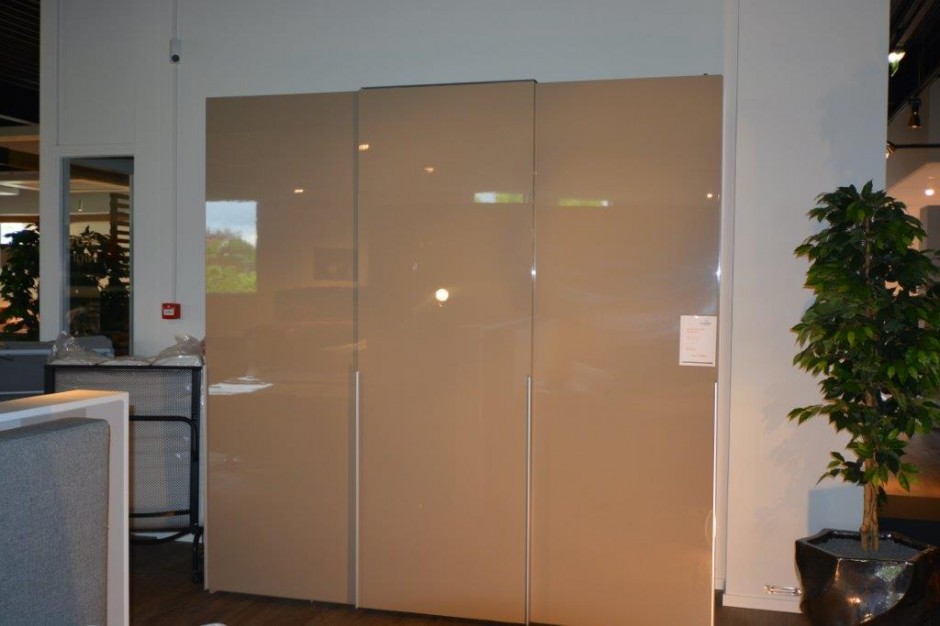 Foto: w3 kast Carre schuifdeuren linnenkast schuif camel Slaaphof