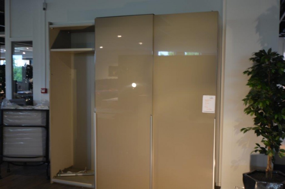 Foto: w3 kast Carre schuifdeuren linnenkast schuif camel Slaaphof2