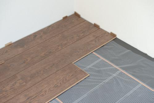 Foto : Vloerverwarming onder laminaat: zo geniet je van warme voeten zonder radiatoren