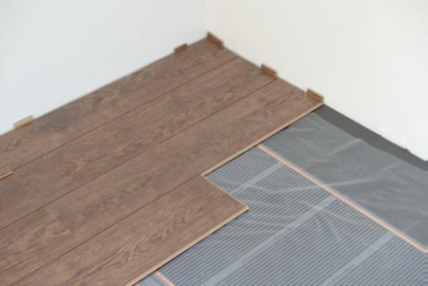 Foto : Vloerverwarming onder laminaat: zo geniet je van warme voeten zonder radiatoren