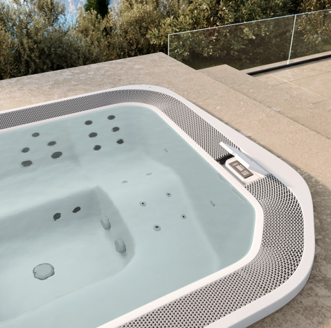 Foto : Novellini Moon Outdoor Spabad in harmonie met je tuin