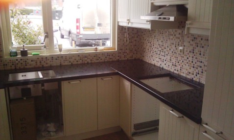 Foto : Je keuken vernieuwen zonder verbouwing? Vervang alleen het werkblad!