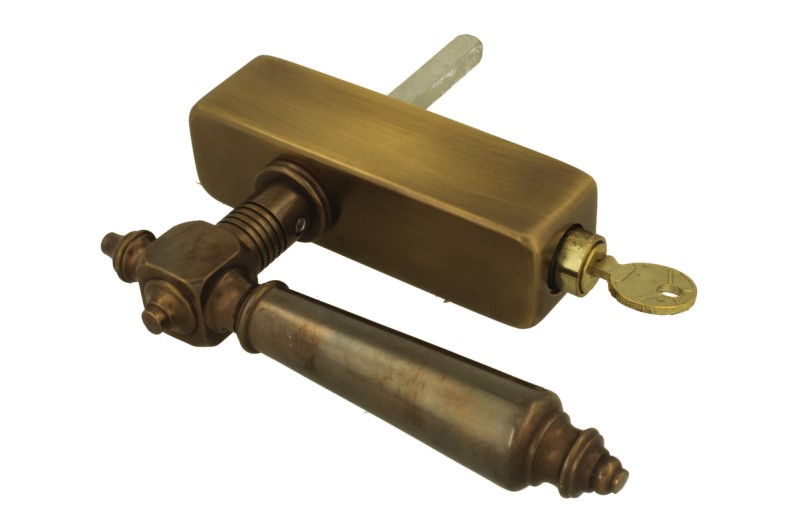 Foto : Draaikiep hendels antieke en retro modellen met en zonder slot. Tegen zeer aantrekkelijke prijzen!