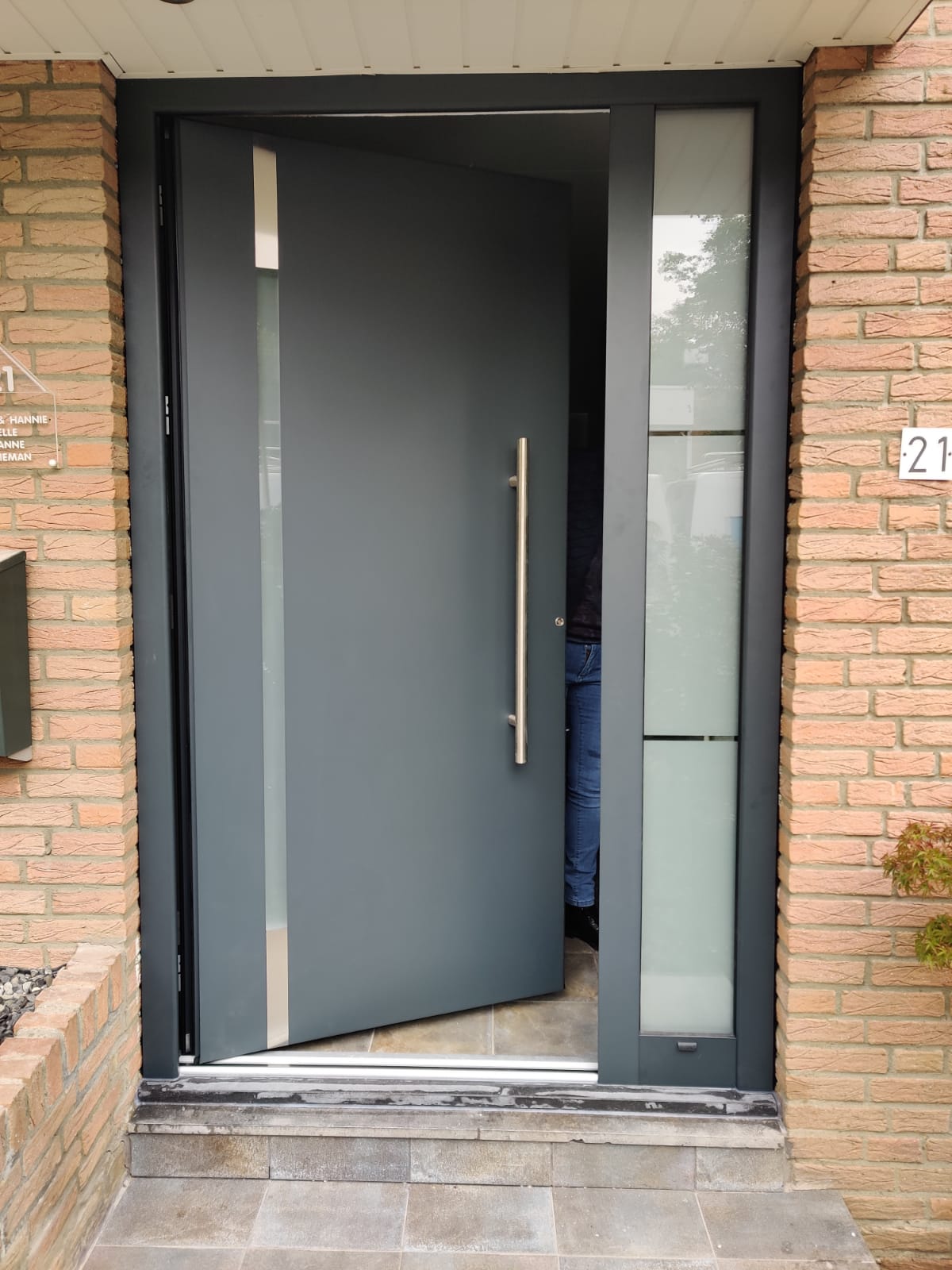 Transplanteren stroomkring Rechtsaf kunststof voordeur in juni inclusief montage slechts € 1.950.- - deuren -  verbouwen - WONEN.nl