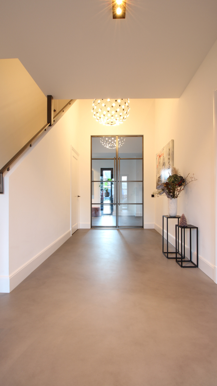 Foto: hal microcement vloer