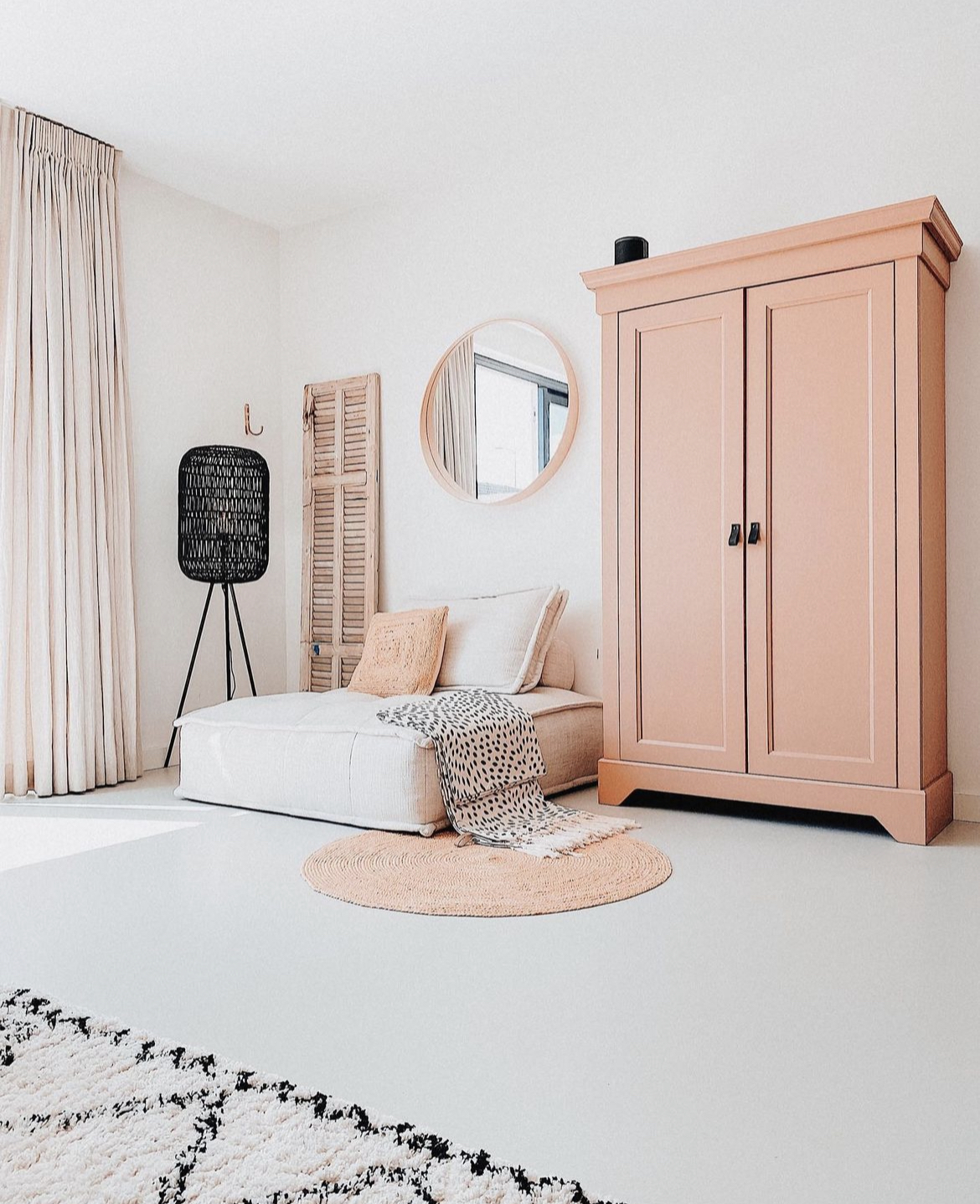 Foto: elementen bank gietvloer woonkamer