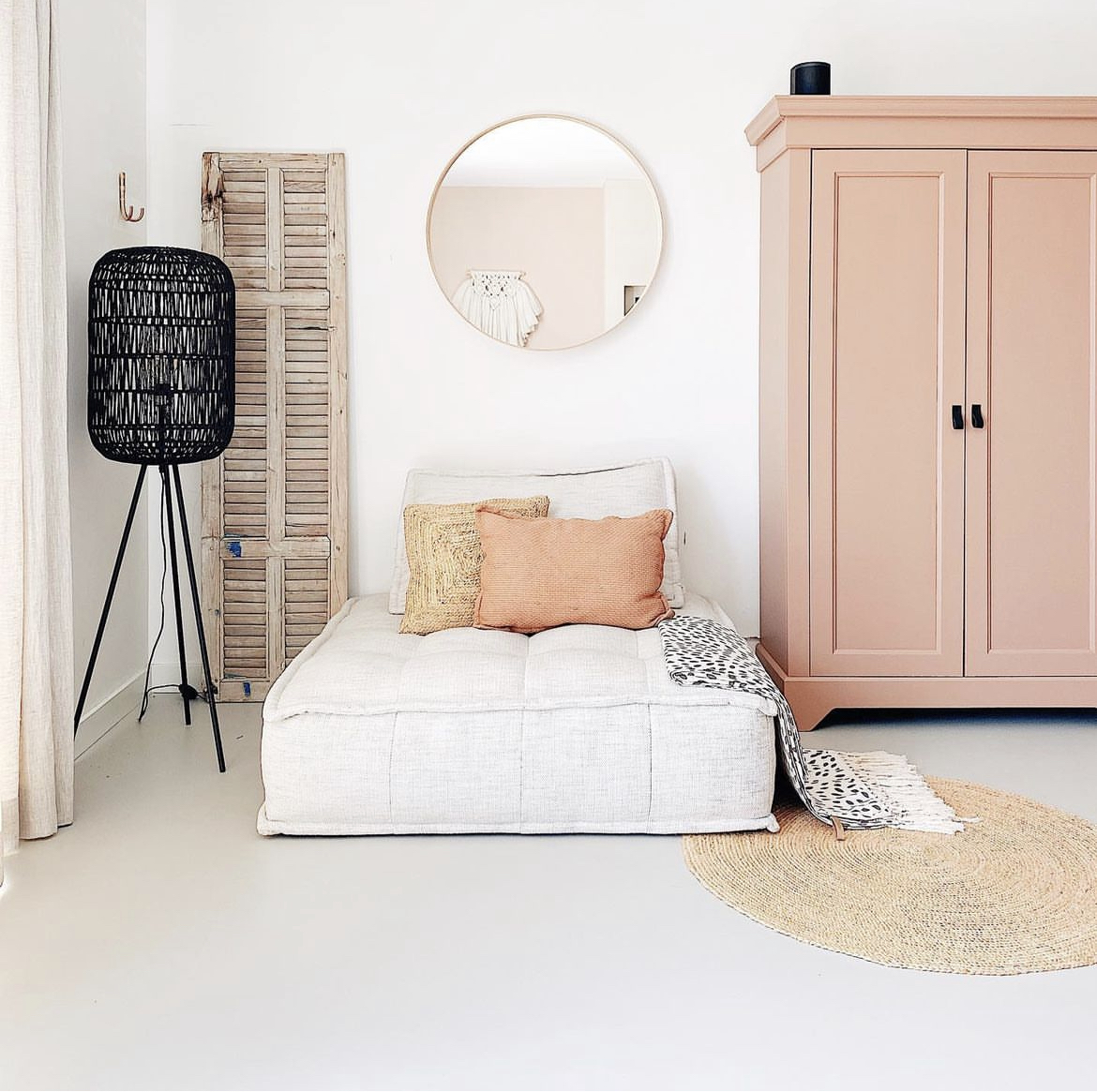 Foto: grijze gietvloer woonkamer