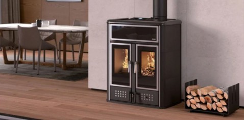 Foto : Klover Dual 27,4 kW — Hybride CV-kachel voor Efficiënt Verwarmen met Hout & Pellet