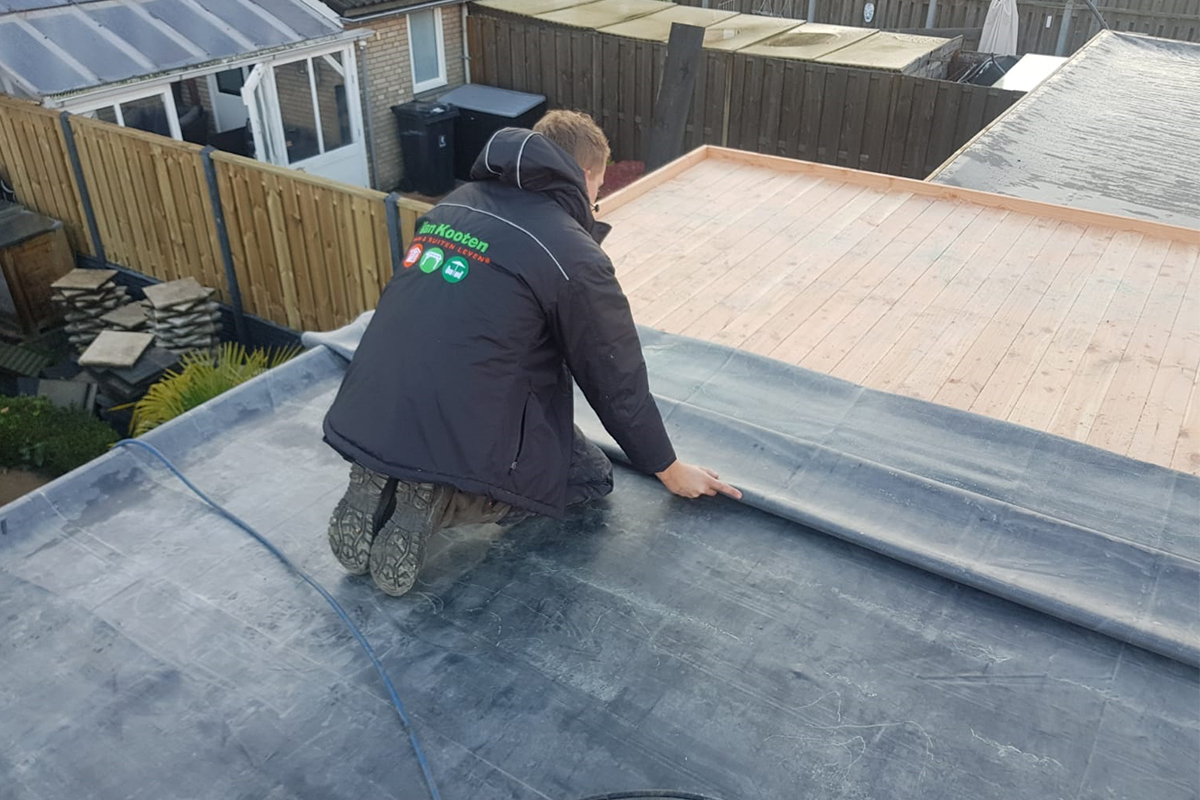 Foto : Ook in het najaar en winter professionele montage van blokhutten en tuinhuisjes