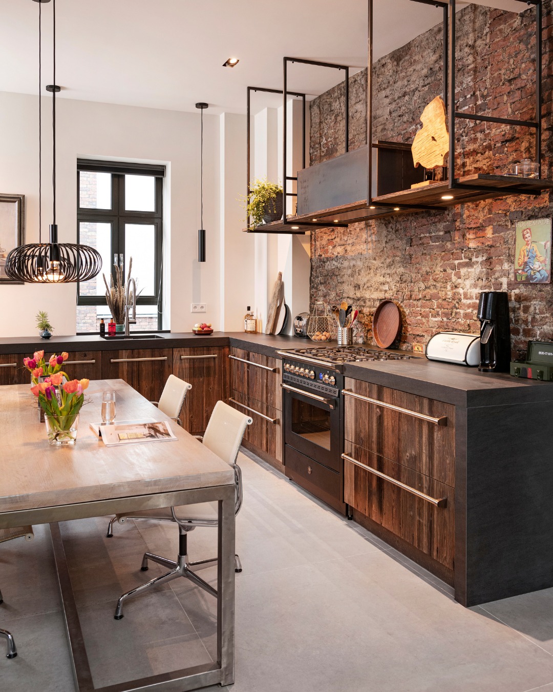 Foto : Industrieel en warm: een keuken vol karakter