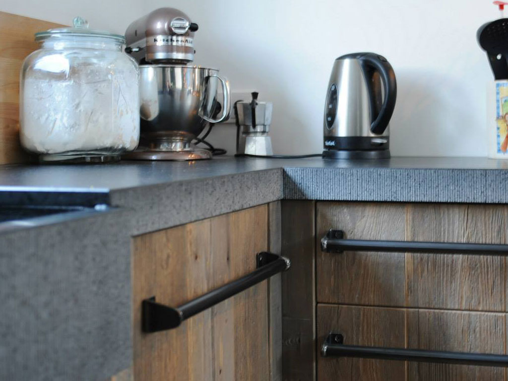 Foto: Barnwood keuken natuursteen